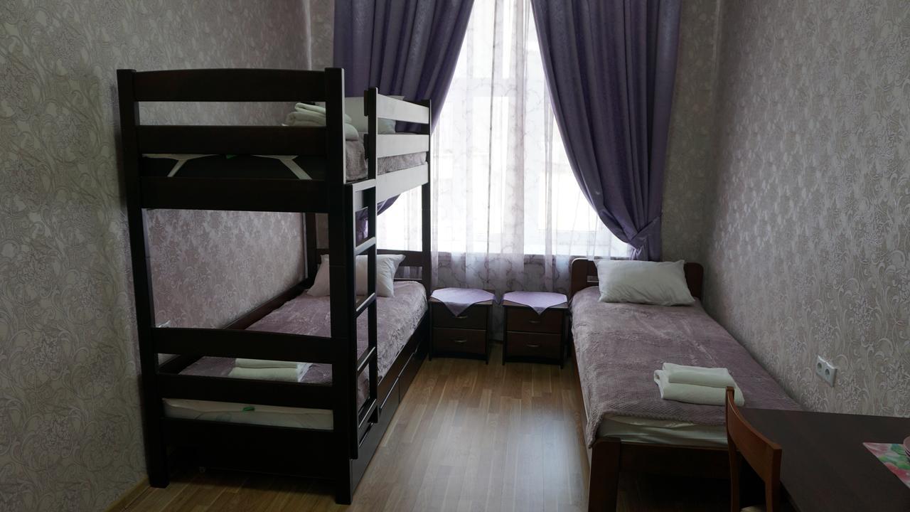 Тримісний номер економ-класу зі спільною ванною кімнатою